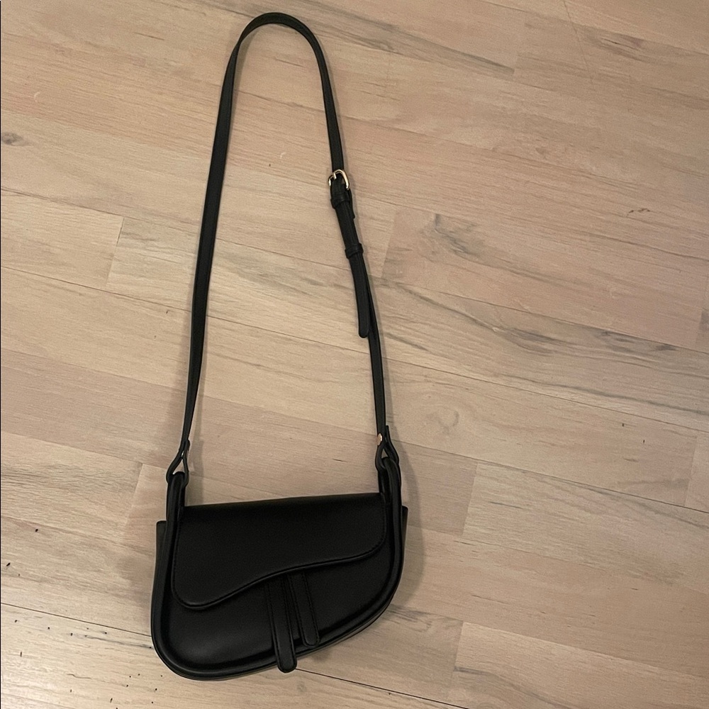 Black shoulder bag
